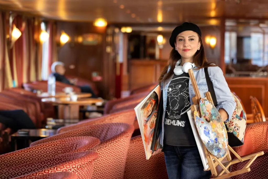 Gevluchte kunstenares Loubna met haar schildersezel