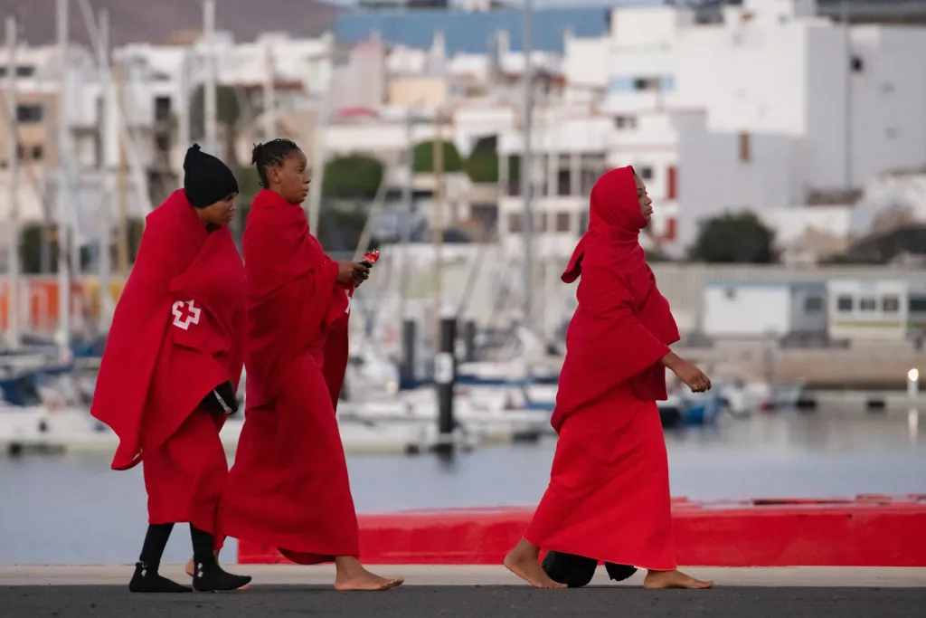 Geredde migranten arriveren aan wal in Spanje 