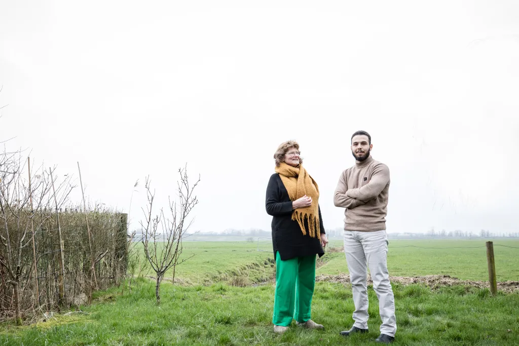 Ellen en Mo samen op het platteland