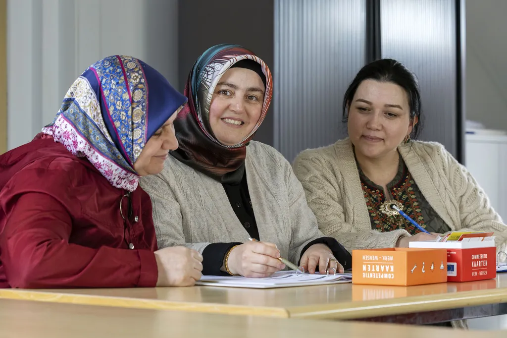 Betül werkt als jobcoach bij VluchtelingenWerk. Tijdens haar werk helpt ze andere vrouwen om hun talenten weer te kunnen inzetten.