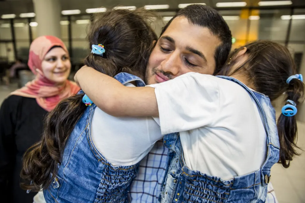 Vader herenigd met kinderen op Schiphol