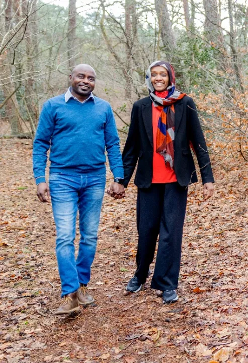 Ranya en Abdel hand in hand