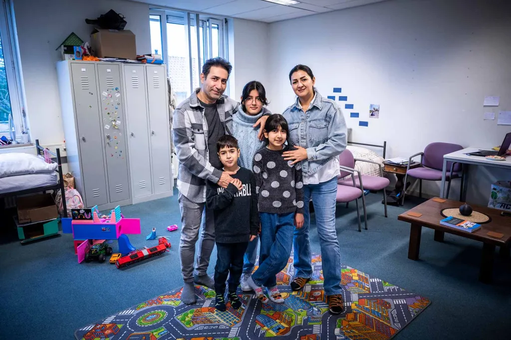 Gezin Gholamreza in een gezinskamer in de noodopvang in Schijndel