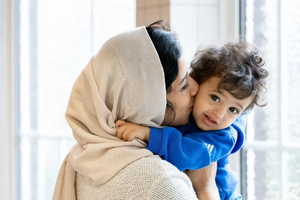 Moeder met kindje in AZC