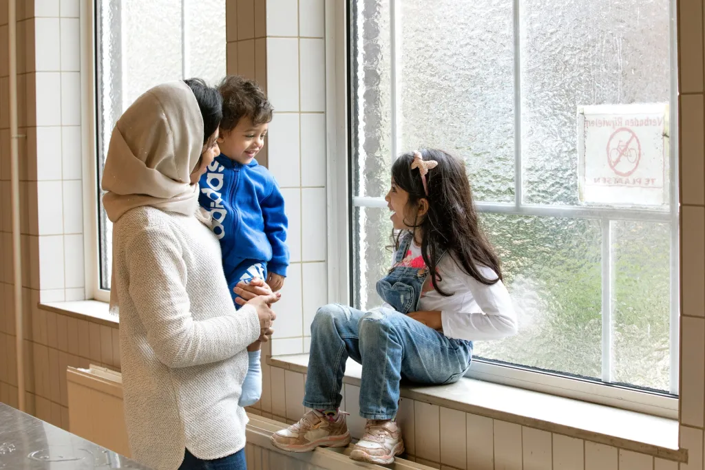 Moeder met kinderen in azc Weert 