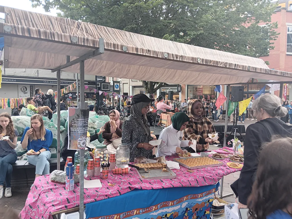Hapjes geserveerd op de markt van het Wereldfestival in Ede