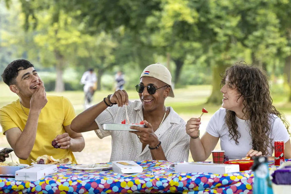 Drie jongeren bij Wake Up Your Mind