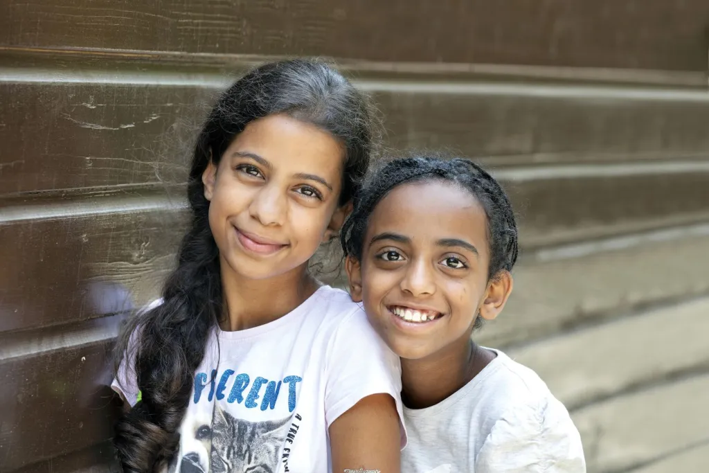 Twee meiden tijdens de kindervakantieweken van VluchtelingenWerk