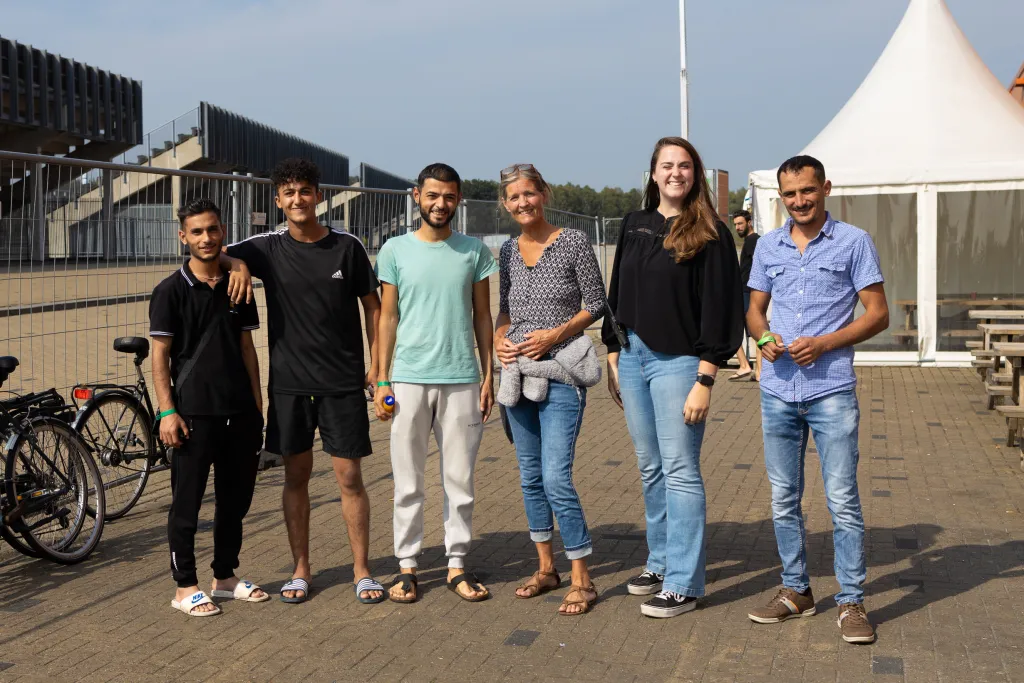 Teamleider Mirjam met vluchtelingen op noodopvanglocatie