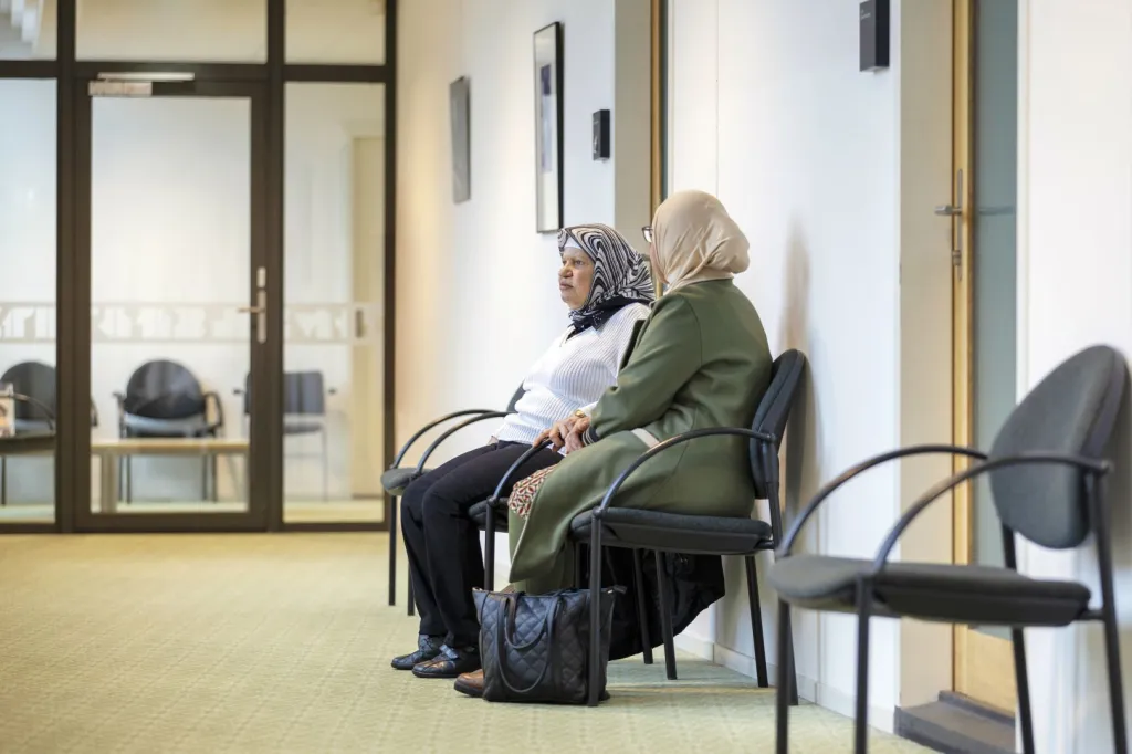 Twee vrouwelijke asielzoekers wachten in een AZC