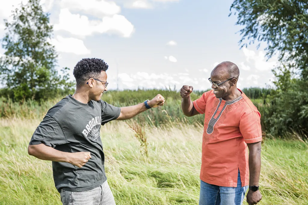 Dani en Felicien geven elkaar een boks