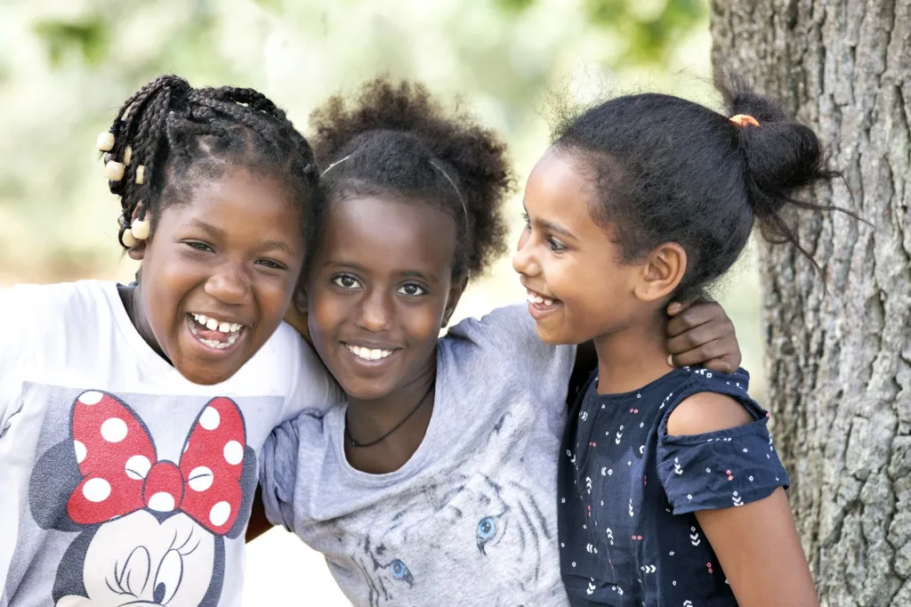 Drie meiden tijdens de Kindervakantieweken van VluchtelingenWerk