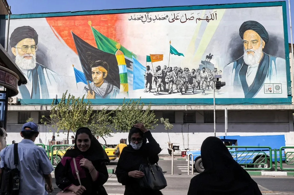 Muurschildering van de ayatollah in Teheran