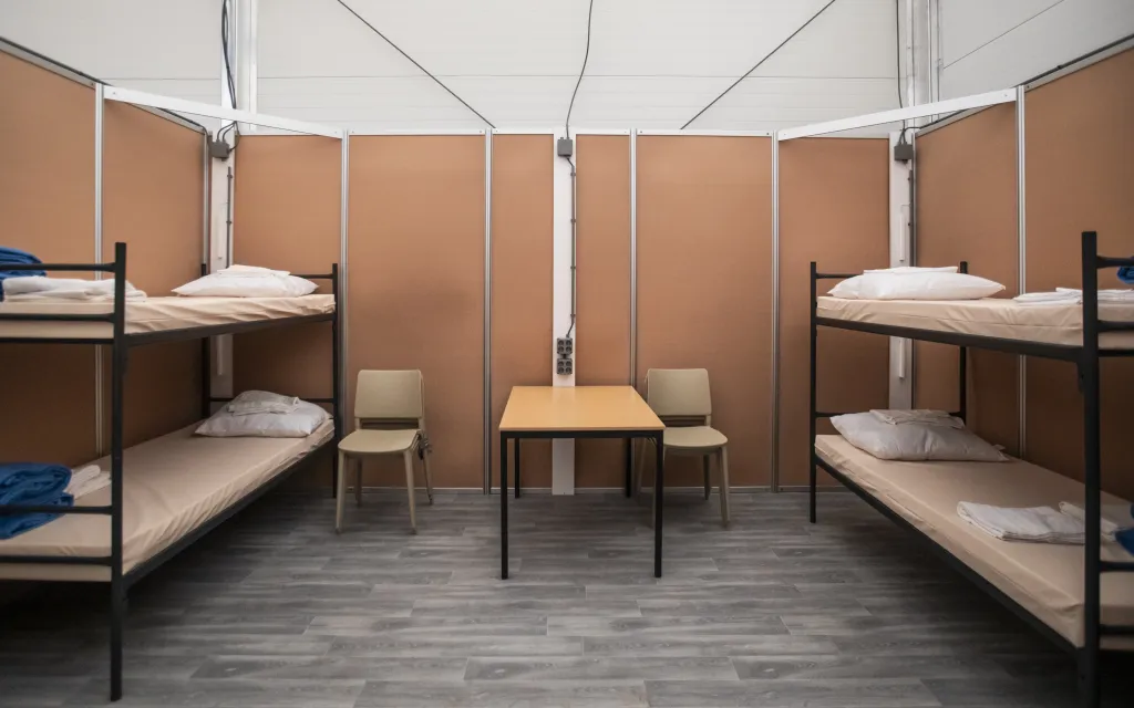 Een kamer in de noodopvang in Nederland