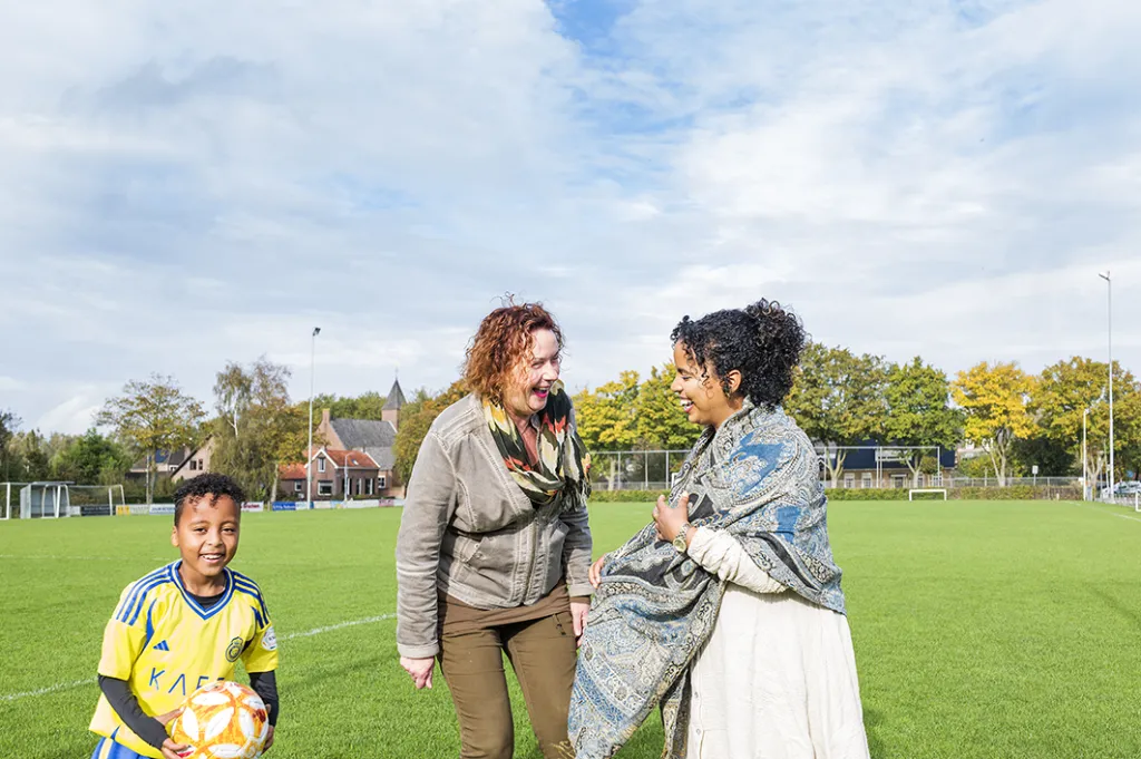 Diana, Aziz en Noah voetballen