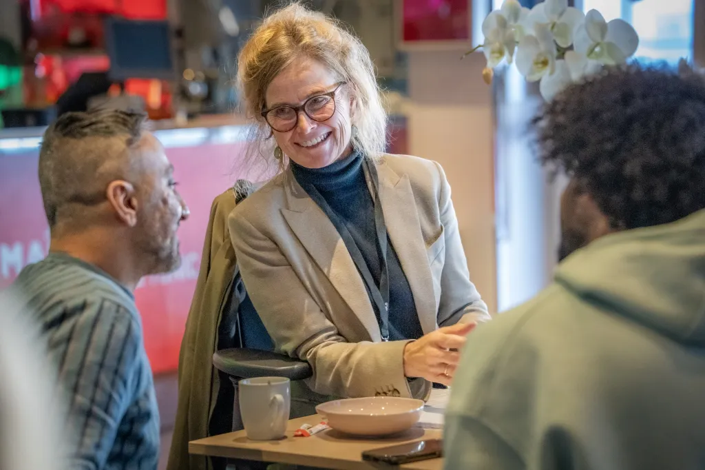 Vrijwilliger Hanneke op de MS Galaxy in Amsterdam