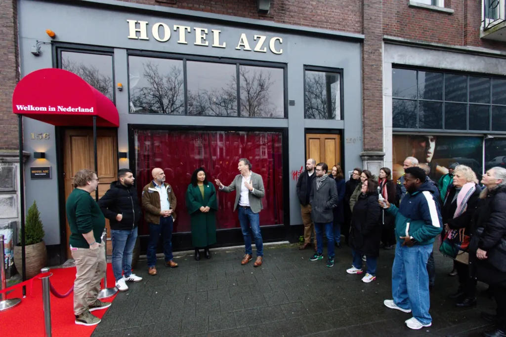 Frank Candel geeft een speech voor Hotel AZC