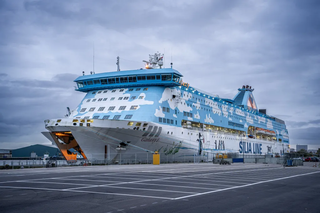MS Galaxy boot, aangemeerd in Amsterdam