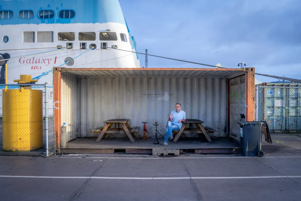 Farez zit voor de MS galaxy in Amsterdam