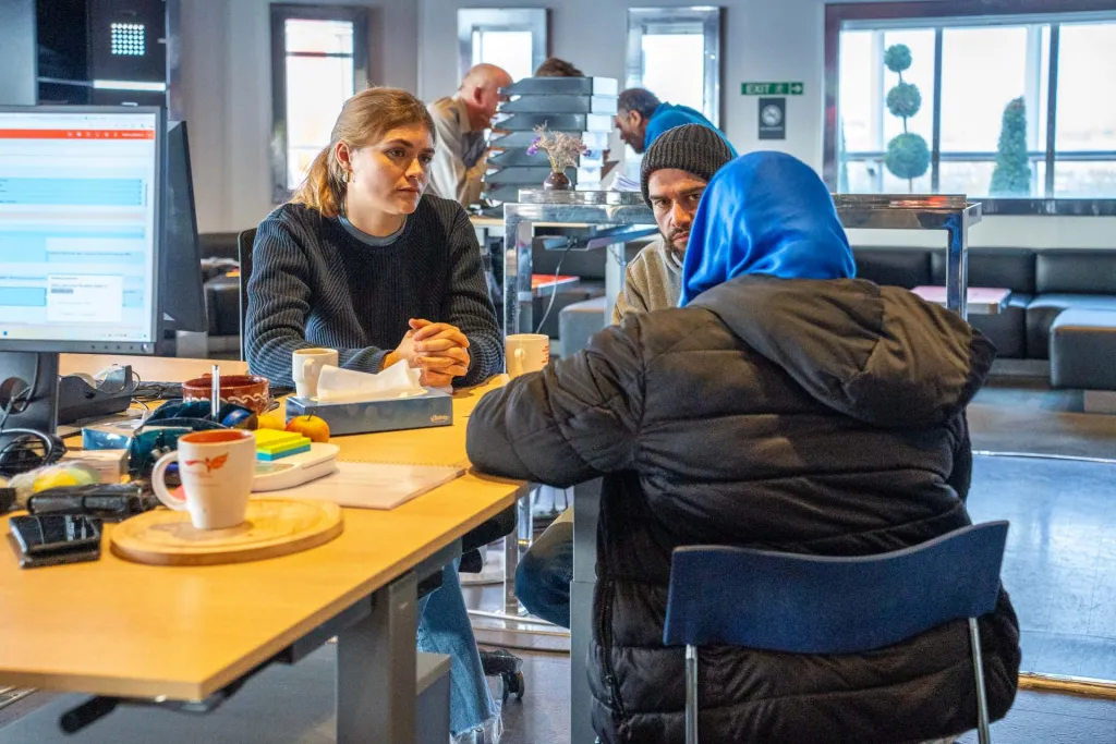 Vluchtelingen op spreekuur bij begeleider VluchtelingenWerk