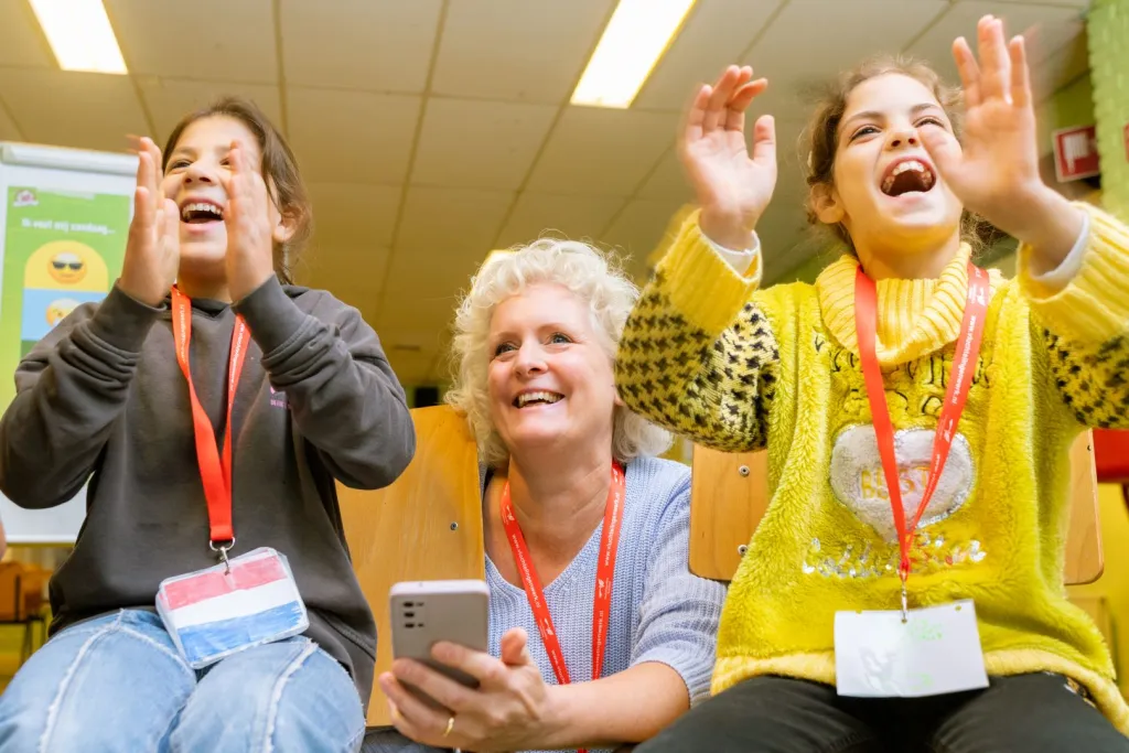 Een vrijwilliger met twee kinderen bij Time4You, een project van VluchtelingenWerk