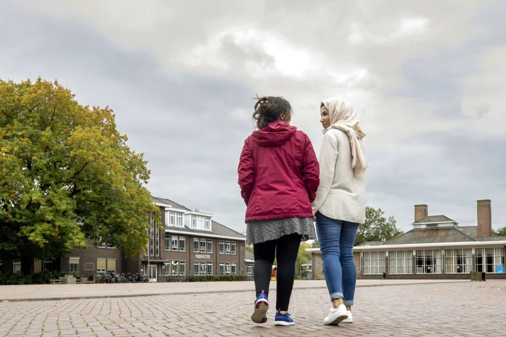Twee vrouwen azc Weert