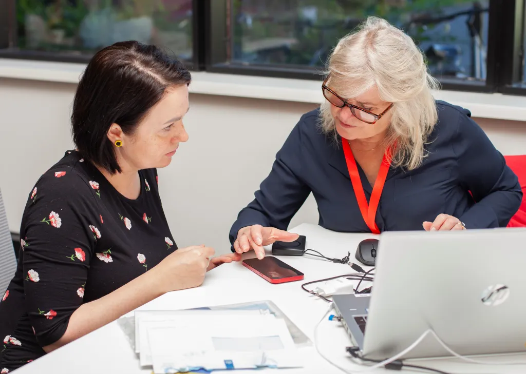 Spreekuur vrijwilliger helpt vrouw