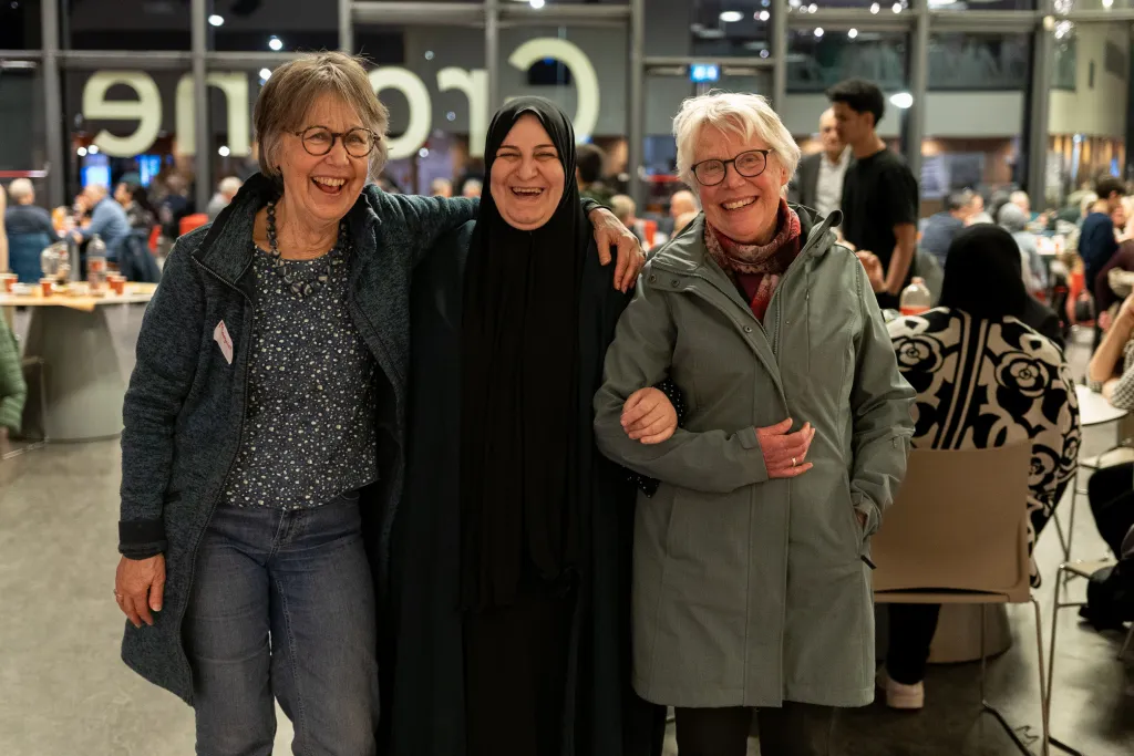 drie lachende vrouwen iftar Barendrecht