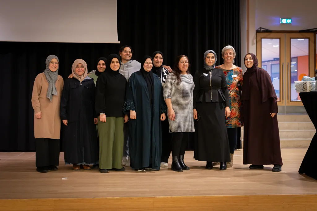 Vrouwen op podium iftar Barendrecht