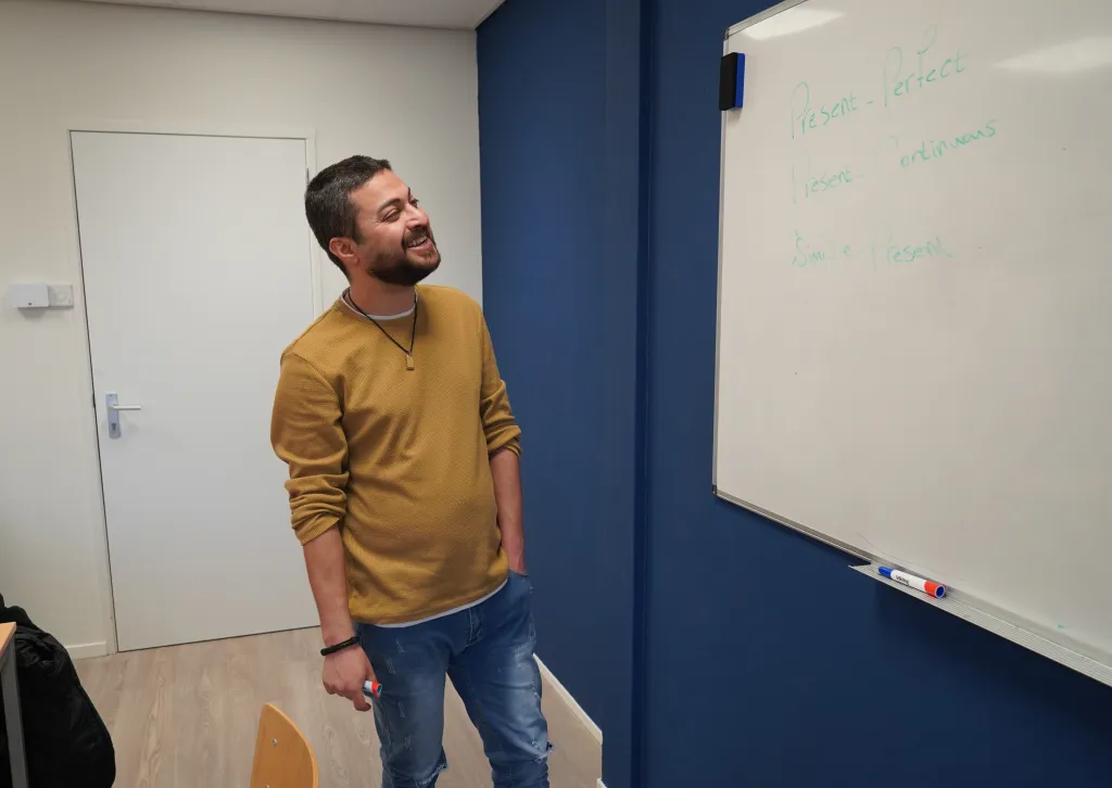 Mehran in klaslokaal azc Utrecht Overvecht