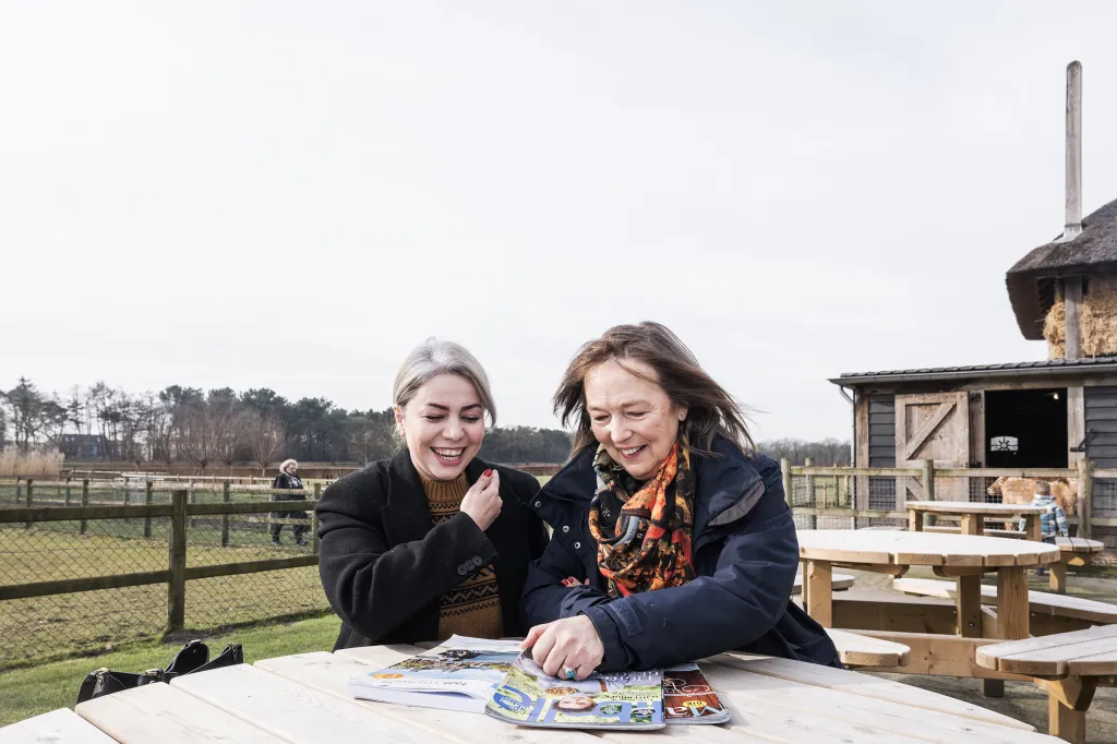 Cora en Neba samen aan tafel