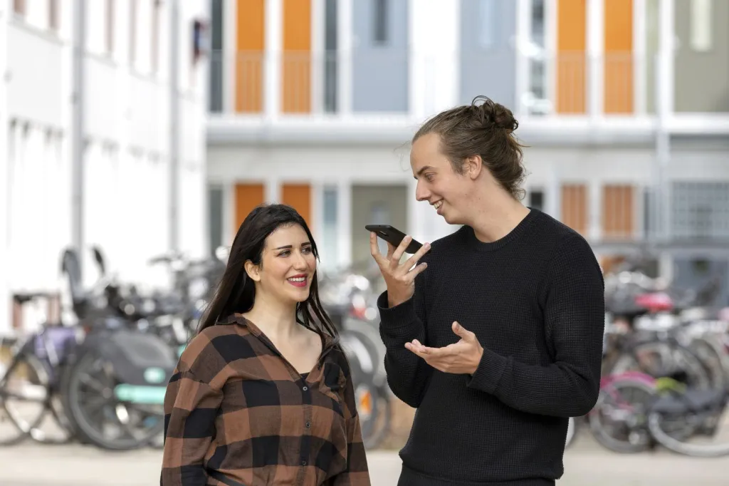 Digitale middelen man en vrouw telefoneren