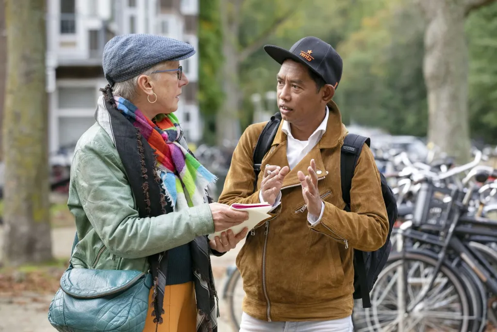 Vrijwilliger met vluchteling
