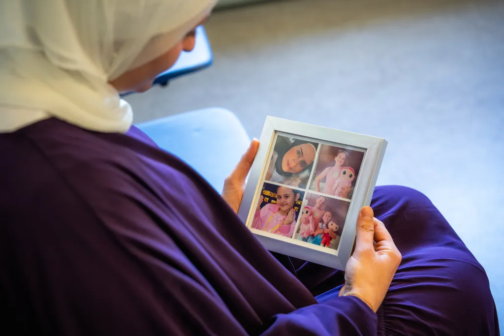 De Syrische Asmaa met foto's van haar kinderen