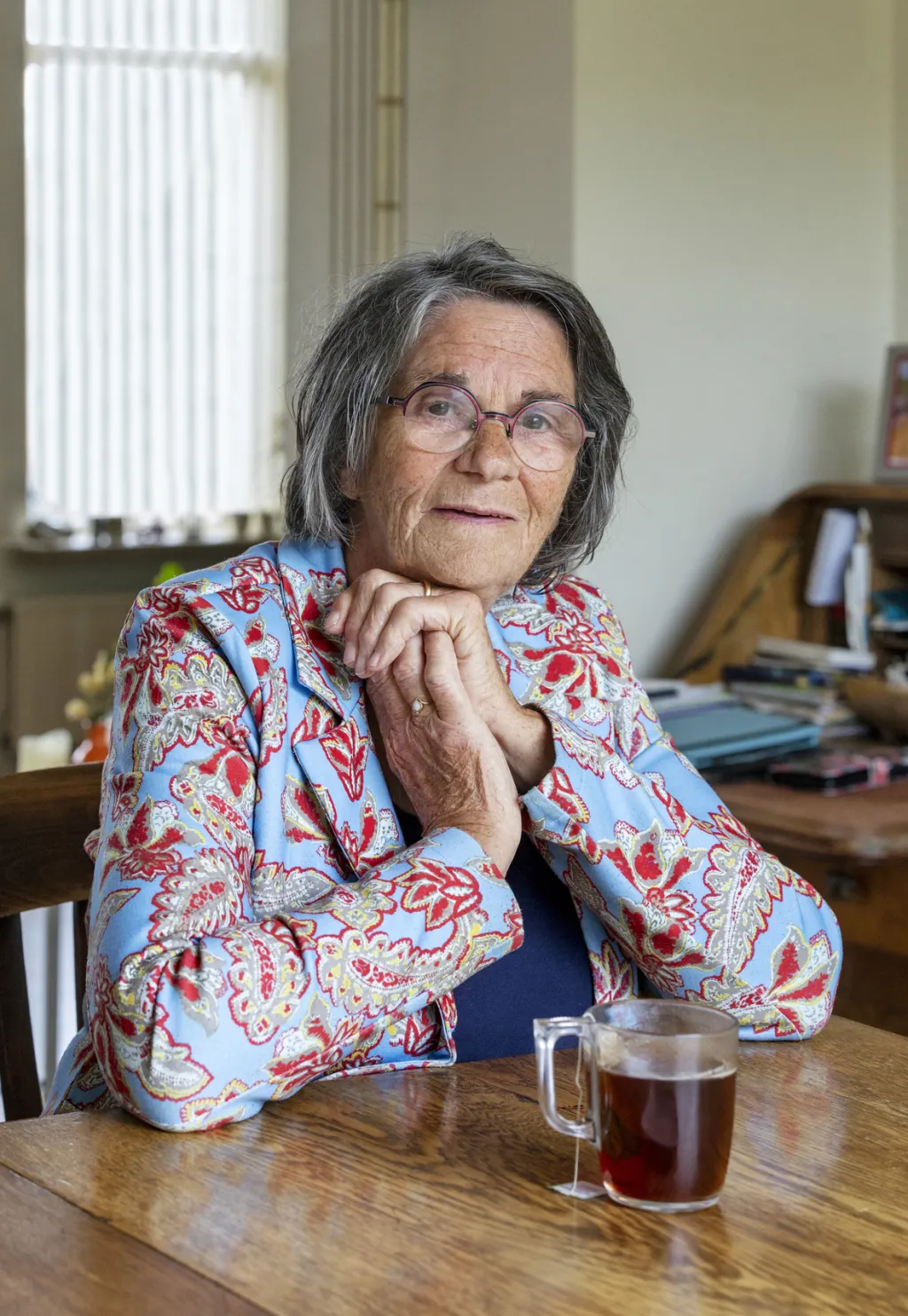 Vrijwilliger Els aan de thee