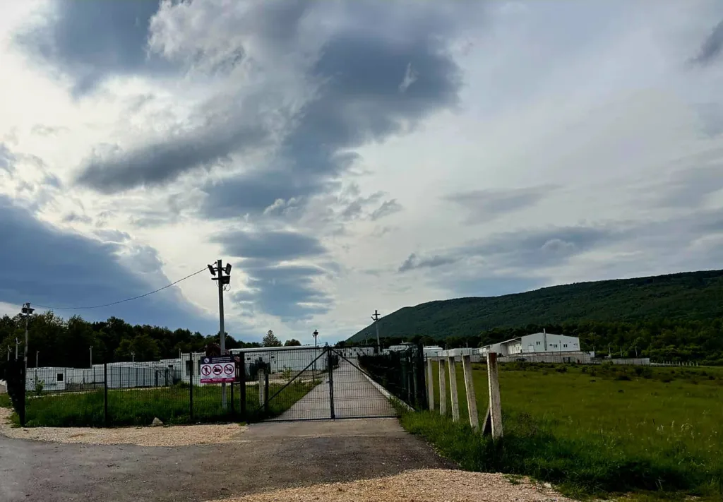 Foto van lipa, kamp in de bergen bij Bihać, Bosnie en Herzegovina
