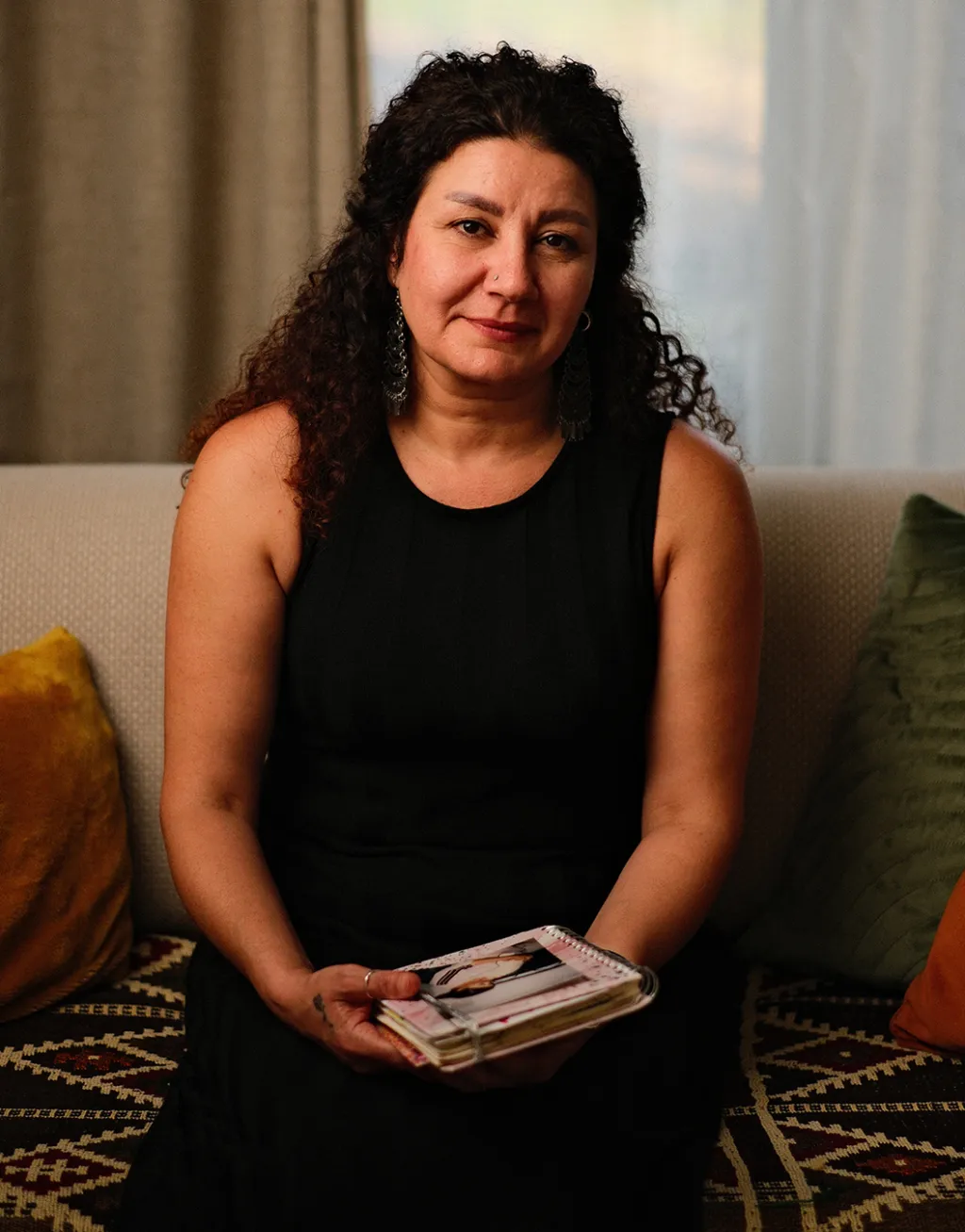 Naiah met haar dagboek 