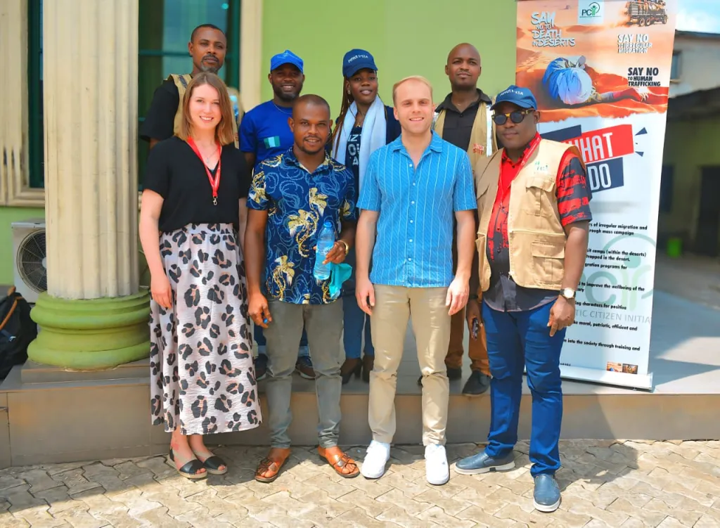 Emmanuel in Nigeria met medewerkers van PCI