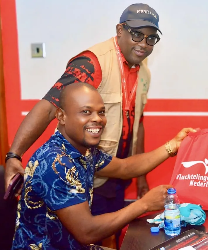 De Nigeriaanse Emmanuel met tas van VluchtelingenWerk