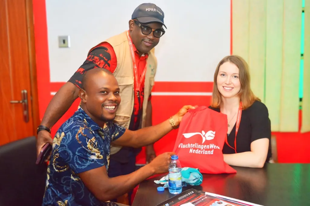 De Nigeriaanse Emmanuel met medewerkers van VluchtelingenWerk