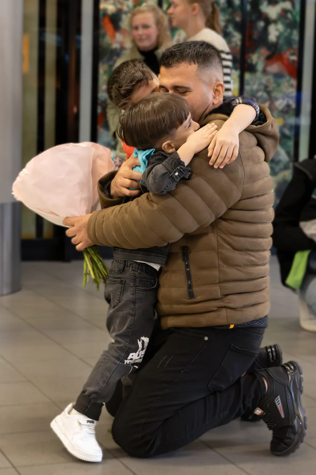 Farouk sluit zijn zoon na twee jaar weer in de armen op Schiphol