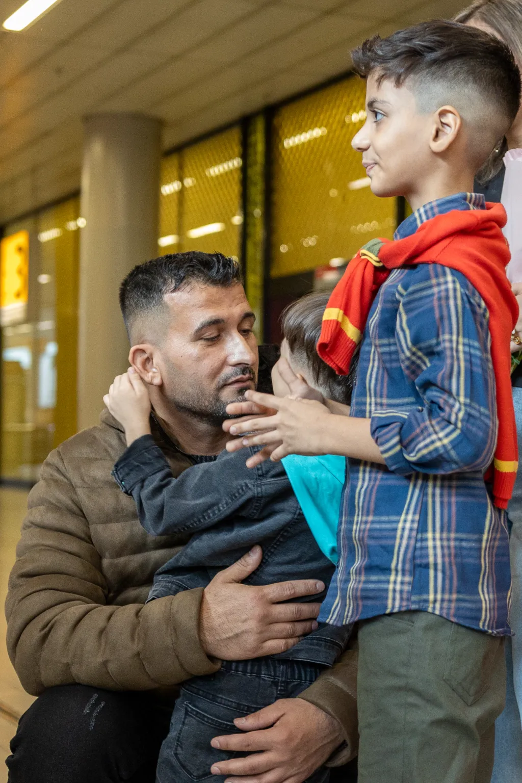 Farouk herenigd met zoons op Schiphol