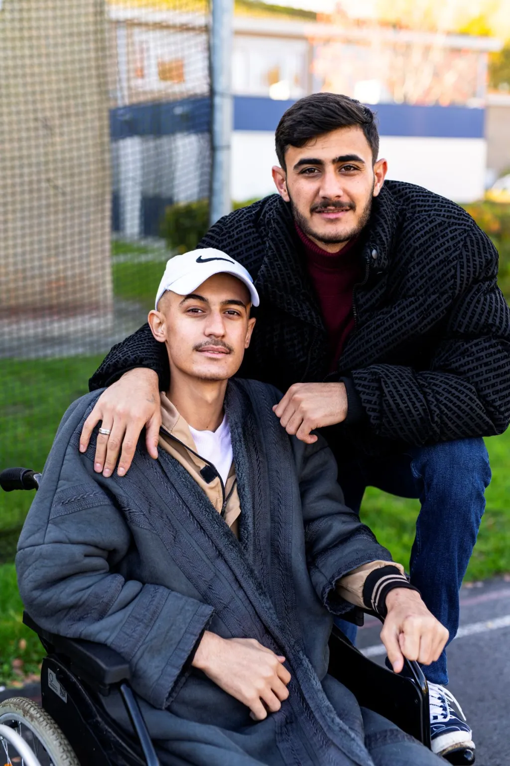 (rechts) Walid met  (links) Ahmed in zijn rolstoel