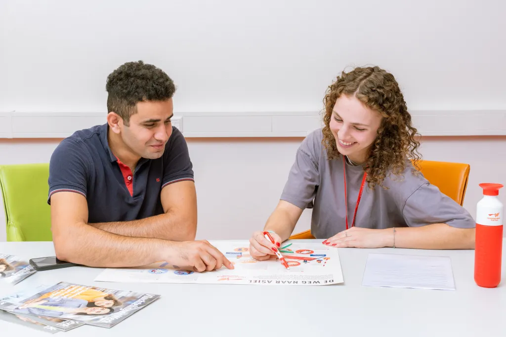 Vrijwilliger legt iets uit