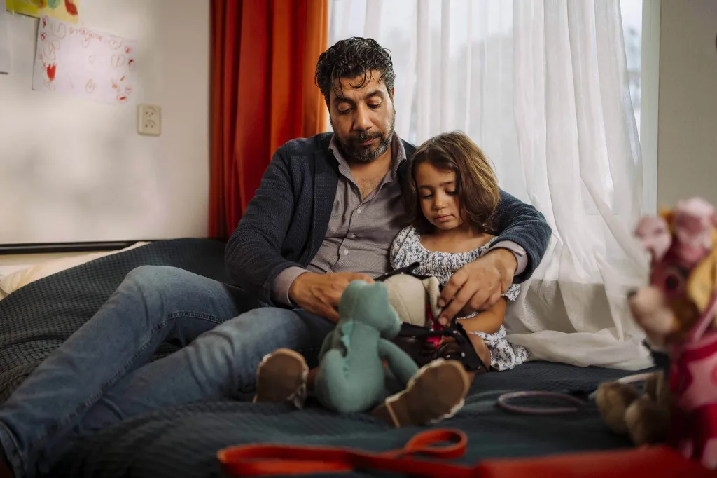 Nizar en dochter op bed aan het spelen