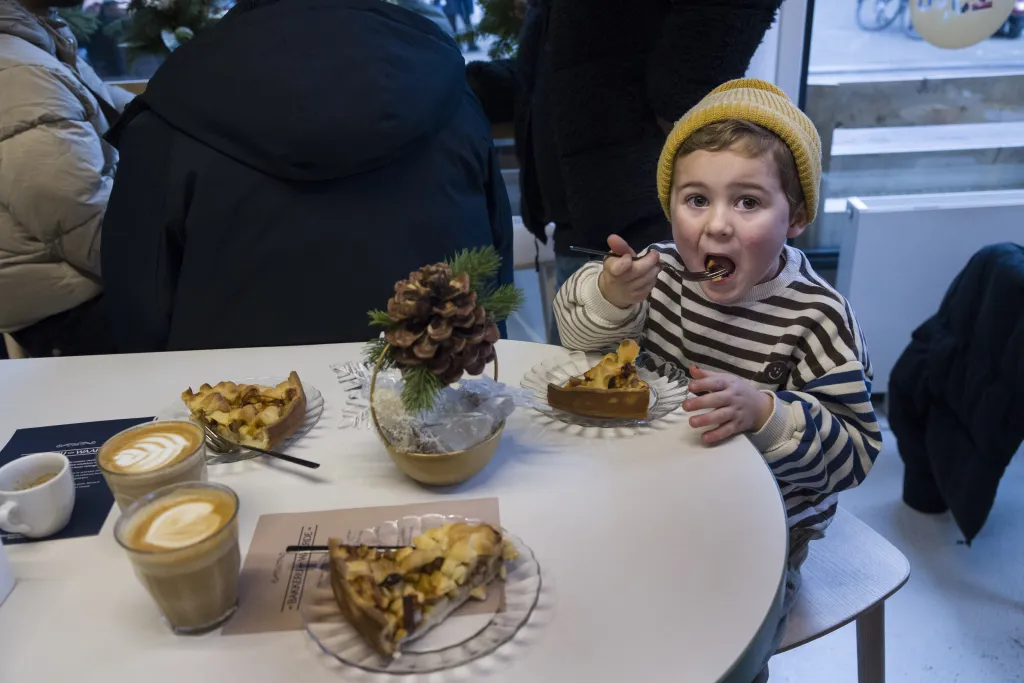 Kindje eet Ter Apeltaart