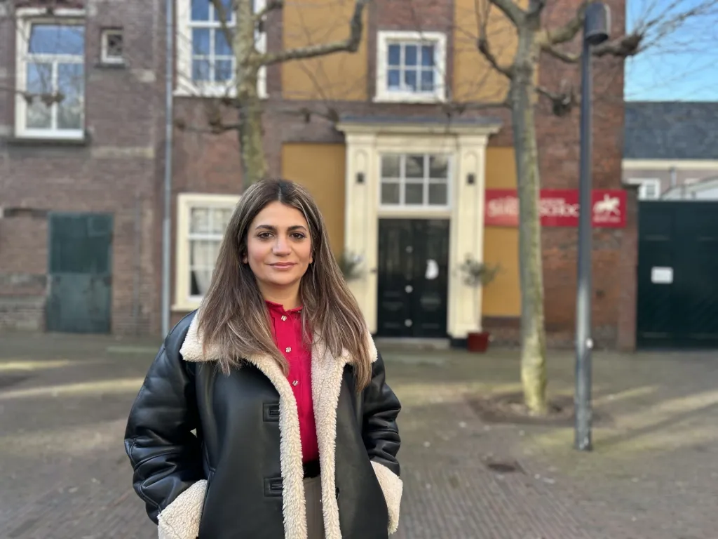 Bouchra voor het gebouw van de Eerste Kamer