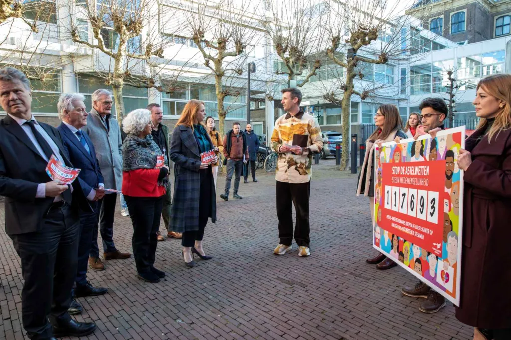 Sjoerd Warmerdam spreekt met de leden van de Eerste Kamer