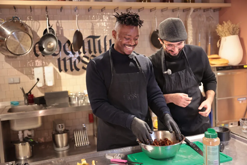 Mauro bakt een appeltaart bij Bakkerij van Waarde (Ter Apeltaart)