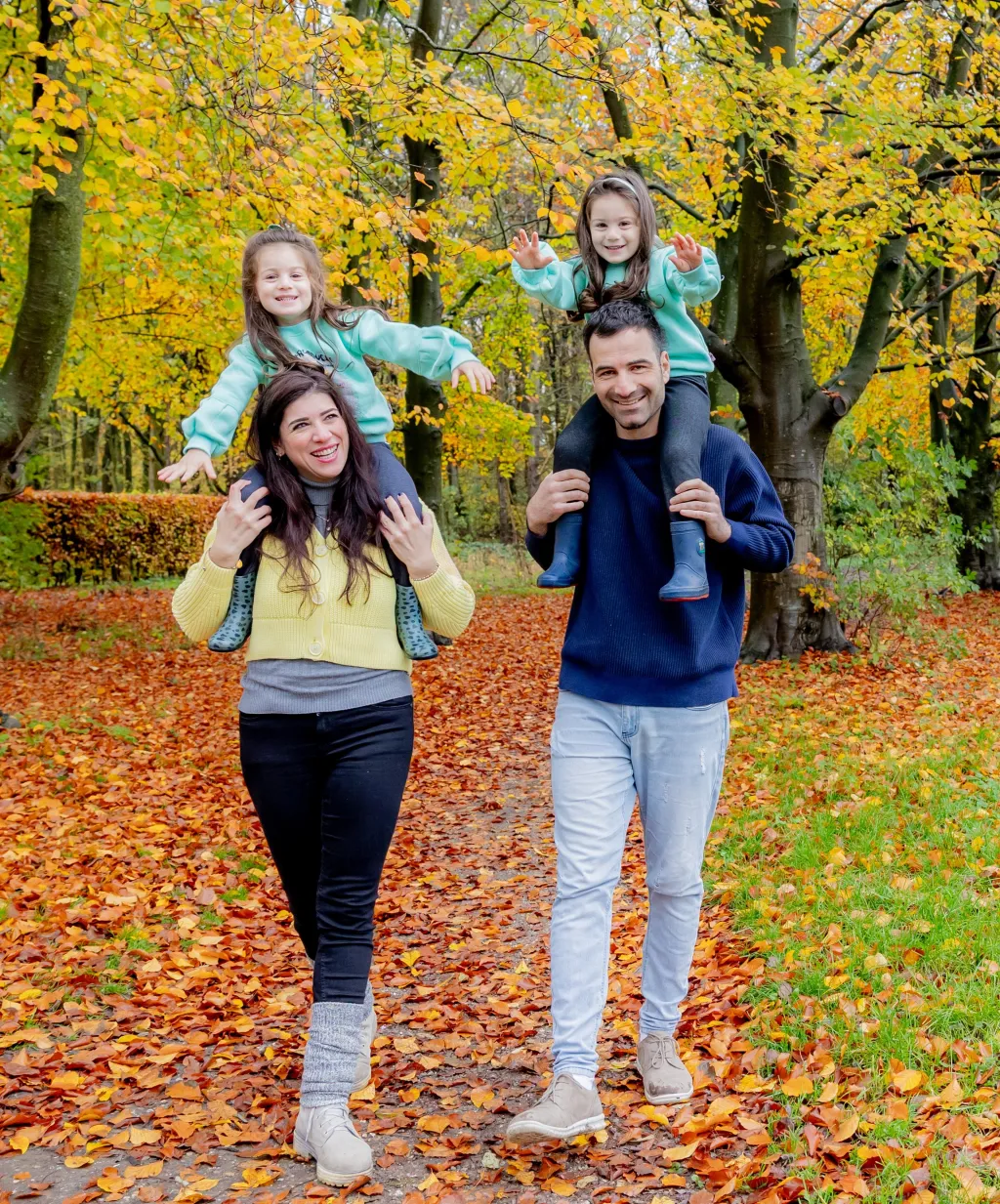 Yara, gevlucht uit Syrië, met haar twee dochters en man hebben plezier in een park in Bunnik. 